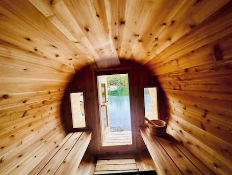 Sauna. The Uxbridge Igloo on Pefferlaw Creek with Private Lake. Pet Friendly!