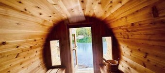The Uxbridge Igloo on Pefferlaw Creek with Private Lake. Pet Friendly!