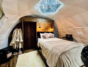 1 bedroom, bed sheets