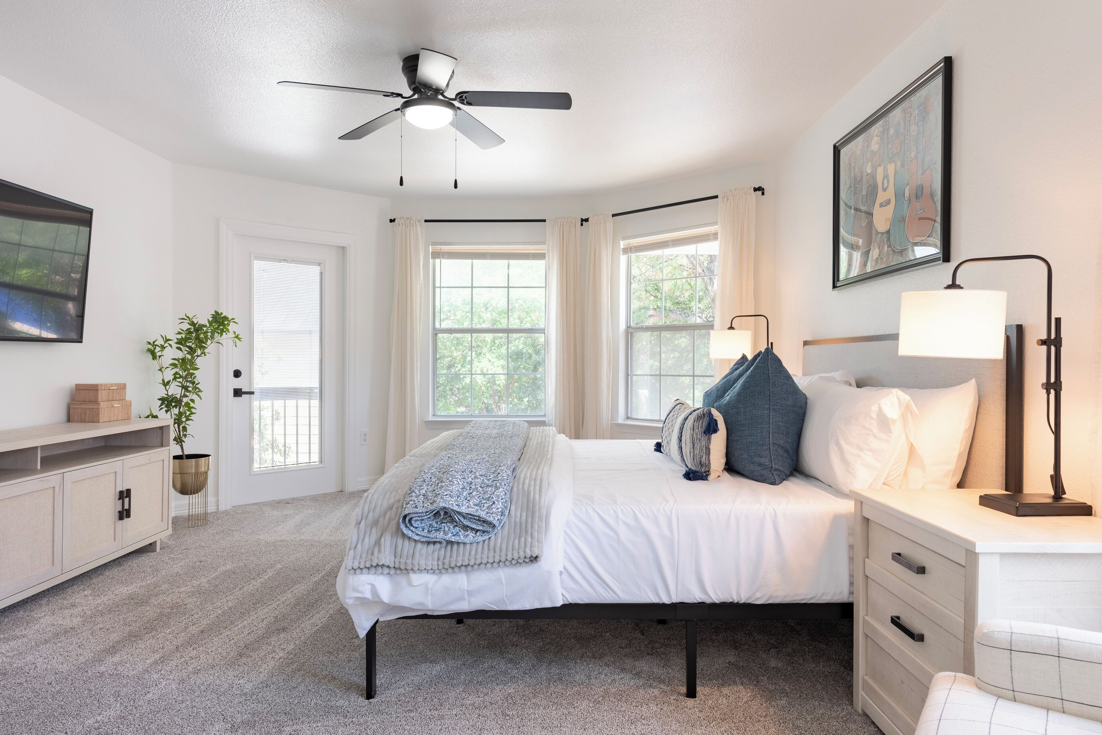 4 chambres, bureau, fer et planche à repasser, lit parapluie