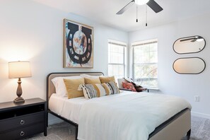 4 quartos, escrivaninha, ferros/tábuas de passar roupa, berço de viagem