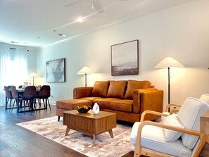 TV - The Meadow, 3BR Townhome by VelvetDitchVillas (Oxford)