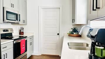 冷蔵庫、電子レンジ、オーブン、コンロ