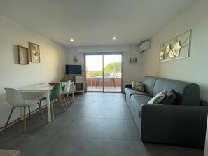 Living area - Seaside studio with harbor view (renovated 06/2024) with air conditioning & parking (Fréjus)