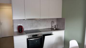 Een koelkast, een magnetron, een oven, een kookplaat