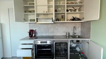 Een koelkast, een magnetron, een oven, een kookplaat