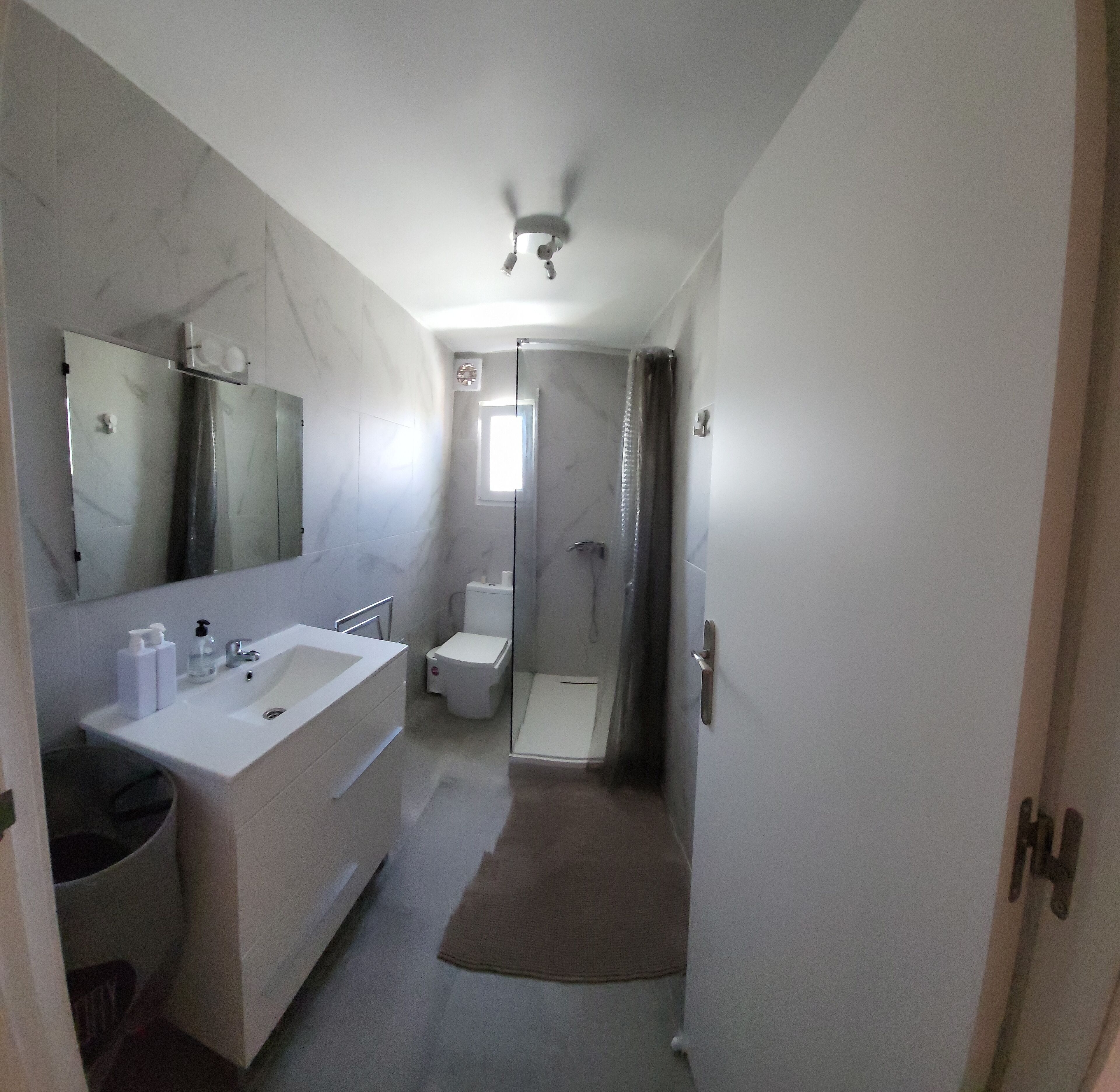 Apartment | Badezimmer | Dusche, Haartrockner, Handtücher