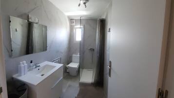 Apartment | Badezimmer | Dusche, Haartrockner, Handtücher