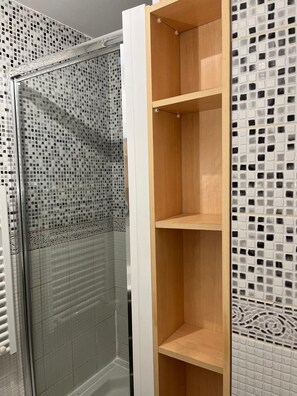 Dusche, Haartrockner, Seife, Toilettenpapier
