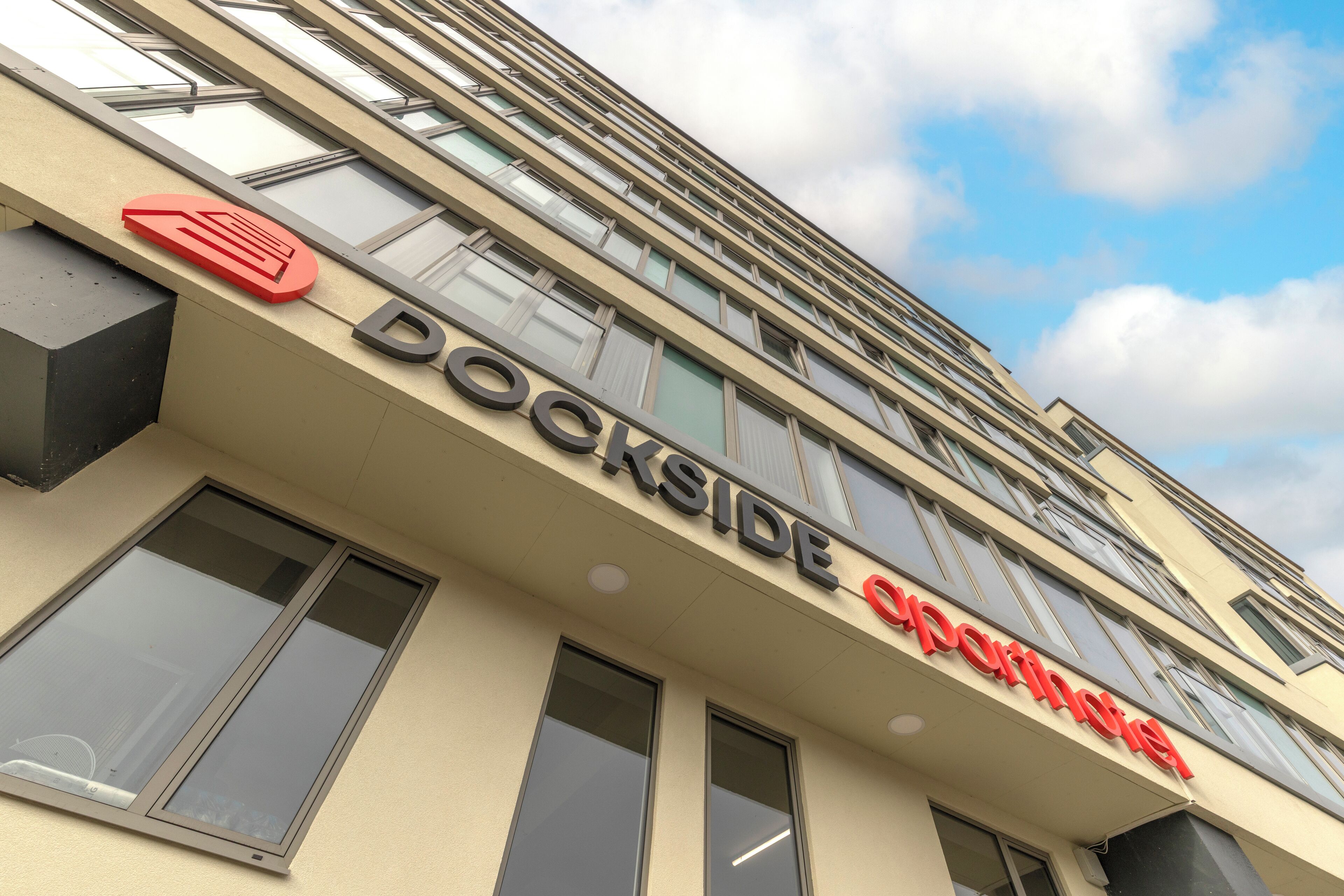 Rakennuksessa on kyltti, jossa lukee: »Dockside Hotel».