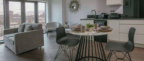 Tetera eléctrica y comedor