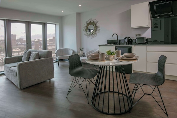 Hervidor eléctrico y mesa de comedor