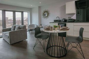 Tetera/pava eléctrica, mesa de comedor