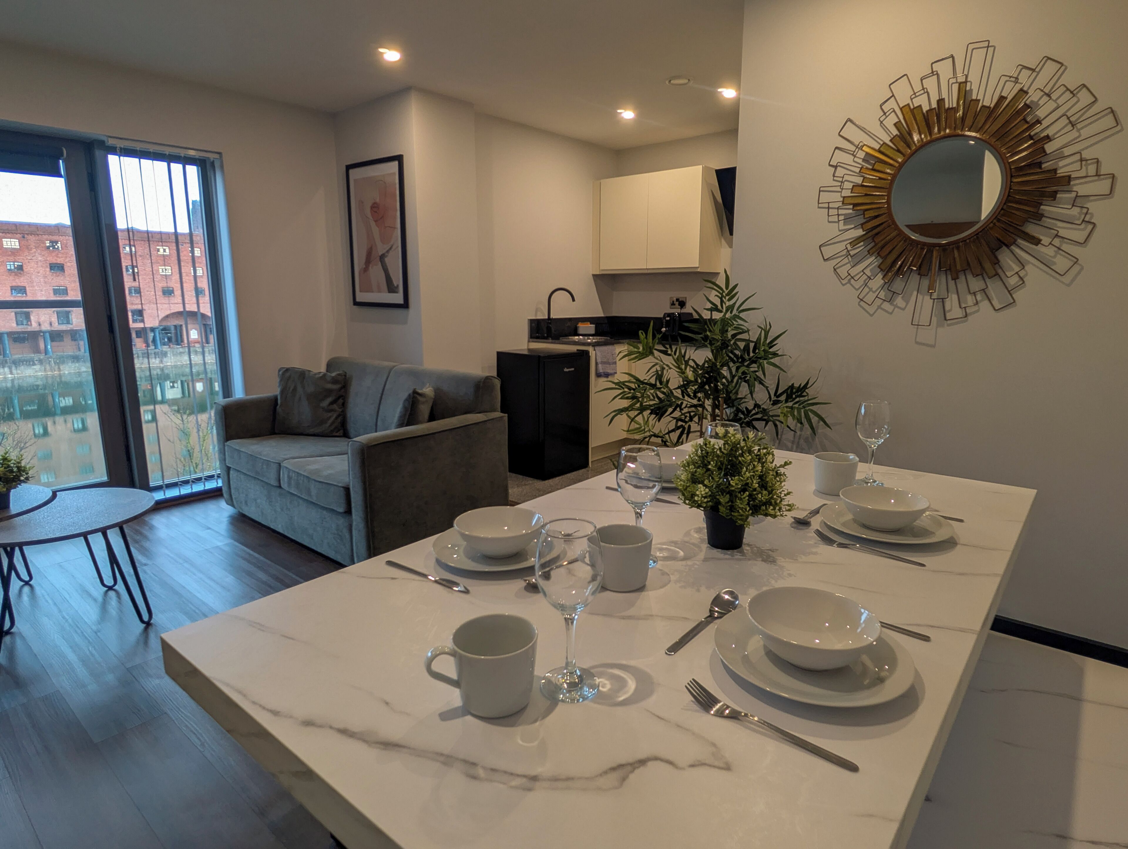 标准公寓, 2 张双人床, 无烟房 (Walk-in Shower;with Sofabed) | 起居区 | 40-英寸电视（配备数码频道）