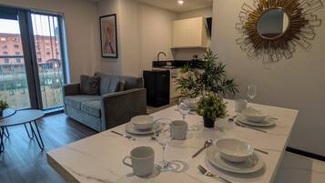 Standard-Apartment, 2 Doppelbetten, Nichtraucher (Walk-in Shower;with Sofabed) | Wohnbereich | 40-Zoll-Fernseher mit Digitalempfang