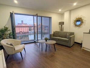 Appartement Standard, 1 lit double, non-fumeurs (Walk-in Shower;with Sofabed) | Coin séjour | Télévision de 40 pouces avec chaînes numériques