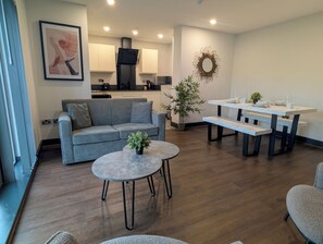 Appartement Standard, 2 lits doubles, non-fumeurs (Walk-in Shower;with Sofabed) | Coin séjour | Télévision de 40 pouces avec chaînes numériques