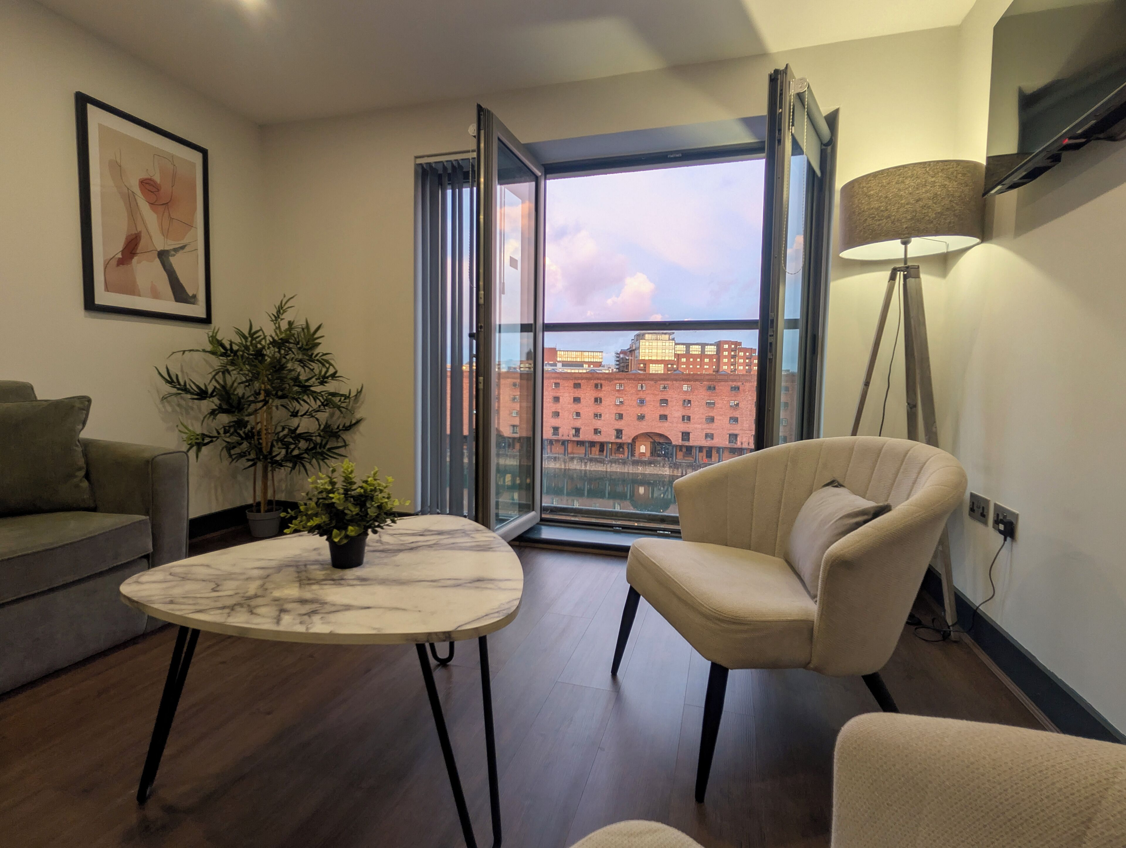 สแตนดาร์ดอพาร์ทเมนท์, หลายเตียง, ปลอดบุหรี่ (Walk-in Shower;with Sofabed) | บริเวณนั่งเล่น | ทีวี 40 นิ้ว พร้อมช่องดิจิตอล