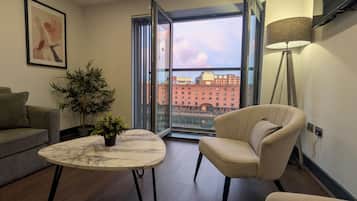 Standard-Apartment, Mehrere Betten, Nichtraucher (Walk-in Shower;with Sofabed) | Wohnbereich | 40-Zoll-Fernseher mit Digitalempfang