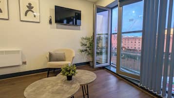 Standard-Apartment, 1 Doppelbett, Nichtraucher (Walk-in Shower;with Sofabed) | Wohnbereich | 40-Zoll-Fernseher mit Digitalempfang