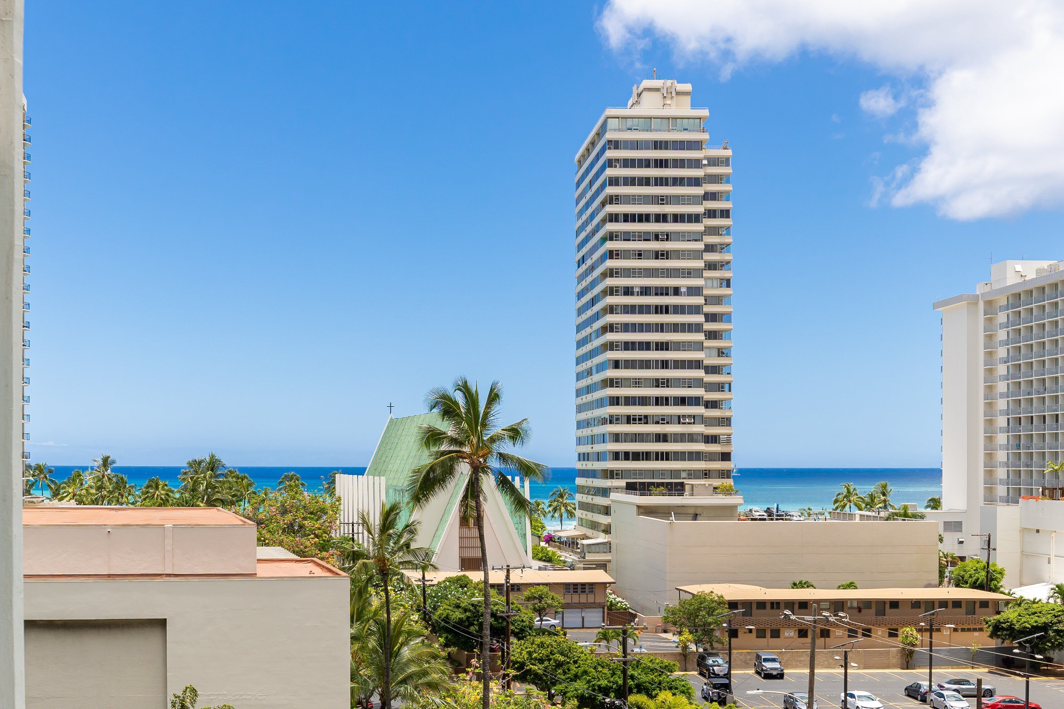 Un grand hôtel avec vue sur l’océan.