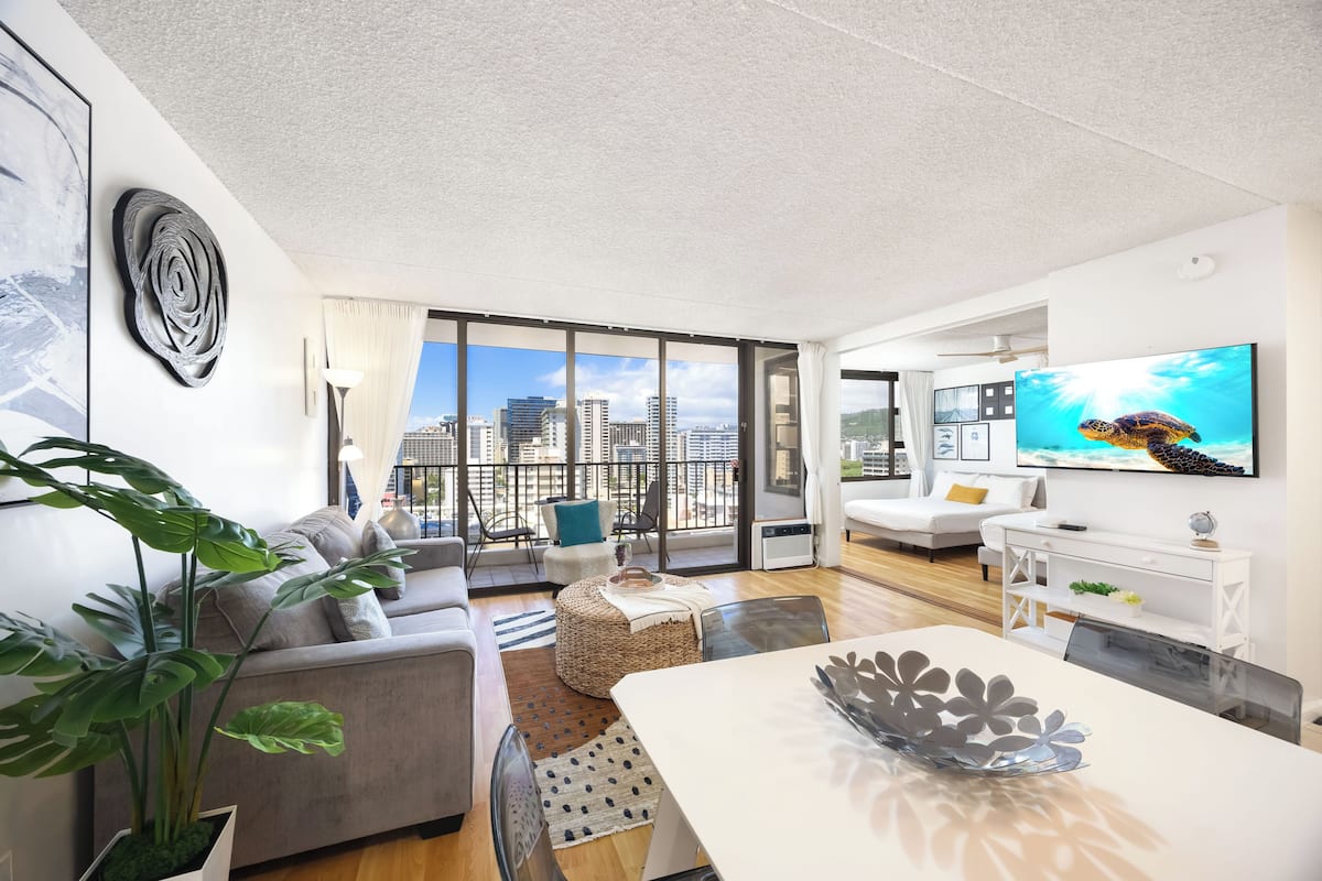 Suite, 1 Bedroom, Balcony, Partial Sea View (0060) | Living area