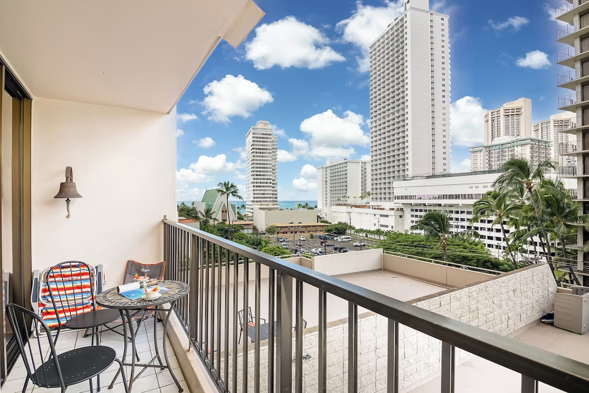 Apartamento famĂlia, 1 quarto, sacada, vista parcial para o mar (0012) | Vista da sacada