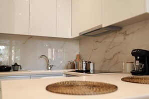 Kylskåp, ugn och spishäll