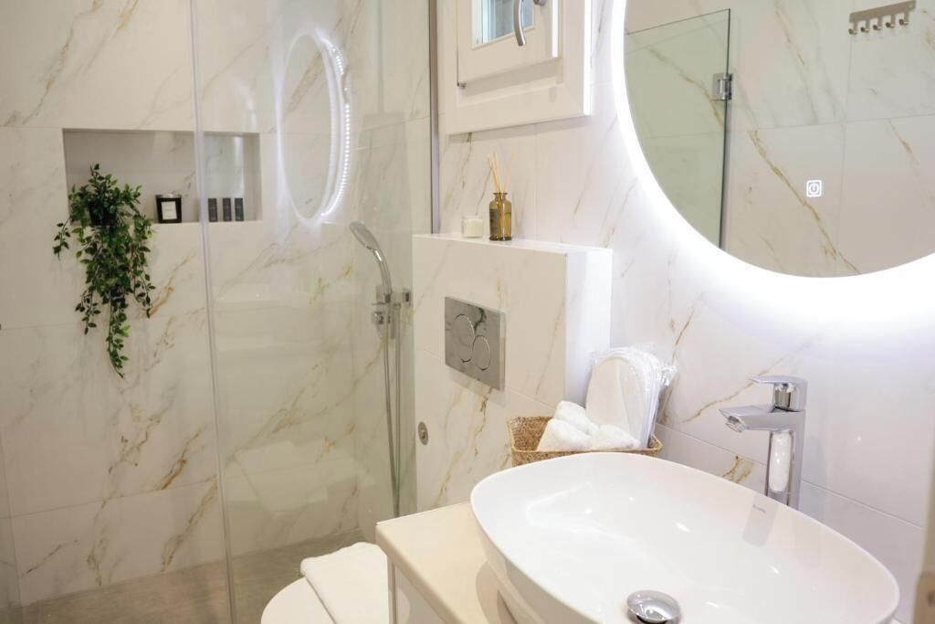 Secadora de cabello, toallas, jabón, papel de baño 