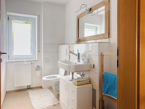 Douche, sèche-cheveux, serviettes fournies, savon