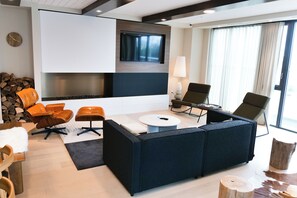 TV connectée, cheminée, livres