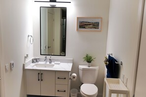 Douche, sèche-cheveux, serviettes fournies, savon