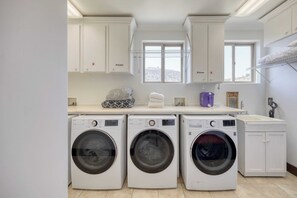 Interior - Keys Creek by Avantstay Sleeps 42, Luxury Estate (Valley Center)