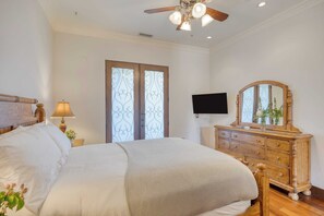 18 kamar tidur dan setrika/meja setrika