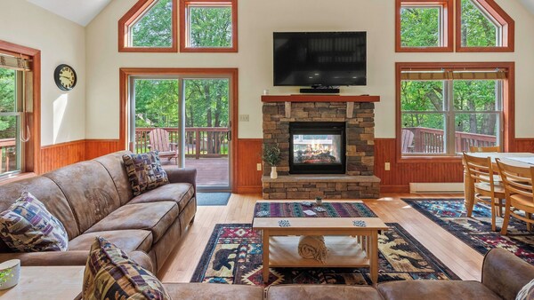 Bear Paw Lodge By Avantstay Hot Tub, Deck, & Fire Pit - Pennsylvania