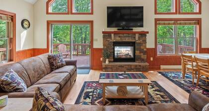Bear Paw Lodge by Avantstay Hot Tub, Deck, & Fire Pit