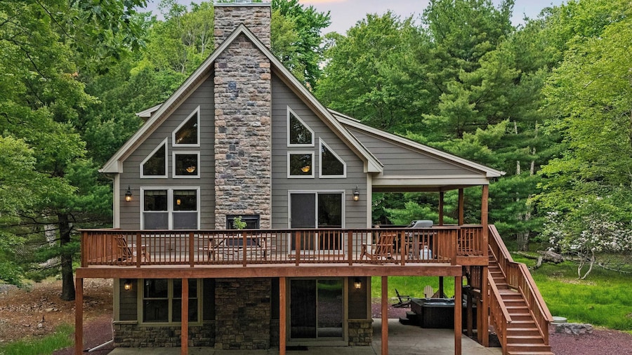 Bear Paw Lodge by Avantstay Hot Tub, Deck, & Fire Pit