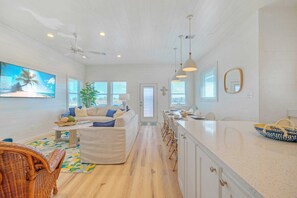 Interior - Between the Shores by Avantstay Pool, Boardwalk (Port Aransas)