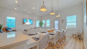 Interior - Between the Shores by Avantstay Pool, Boardwalk (Port Aransas)