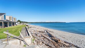 A beachfront property with a row of cabins, a sandy beach, and a clear view of the ocean. - Beachcomber's Bliss by Avantstay Steps to the Beach Ocean Views (Freeland)