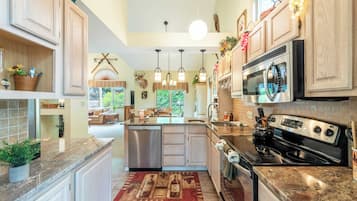 House (5 Bedrooms) | Interior