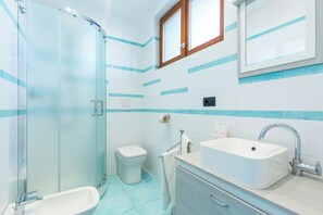 apartman, kilátással a tengerre | Fürdőszoba | Zuhanyzó, hajszárító, bidé és törölközők