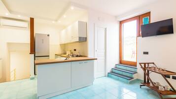 Apartamento, vista para o mar | Área de estar | TV de tela plana 30 polegadas com canais digitais