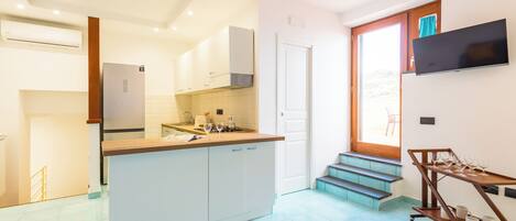 アパートメント シービュー | リビング エリア | 30 インチの薄型テレビ (デジタル放送視聴可)