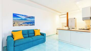 Apartamento, vista para o mar | Área de estar | TV de tela plana 30 polegadas com canais digitais