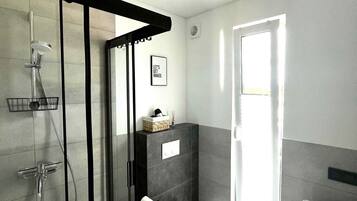 Dusche, Haartrockner, Seife, Shampoo