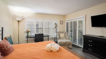 2 makuuhuonetta, työpöytä, silitysrauta/-lauta, ilmainen Wi-Fi