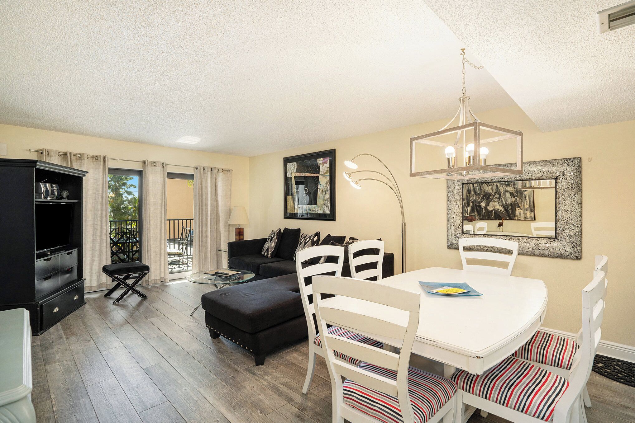 智能电视、DVD 播放器、书