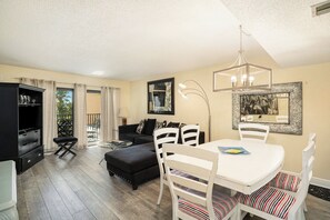 Smart TV, DVD player, books - Beachside 2 bedroom Condo w/ peekaboo beach view (Madeira Beach)