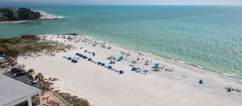 Beachside 2 bedroom Condo w/ peekaboo beach view